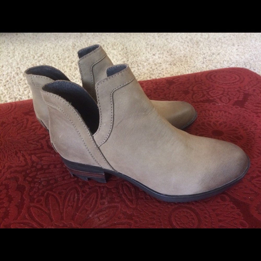 SOLD Sorel Lolla Cut-Out Boot, Ash Brown 7 leather